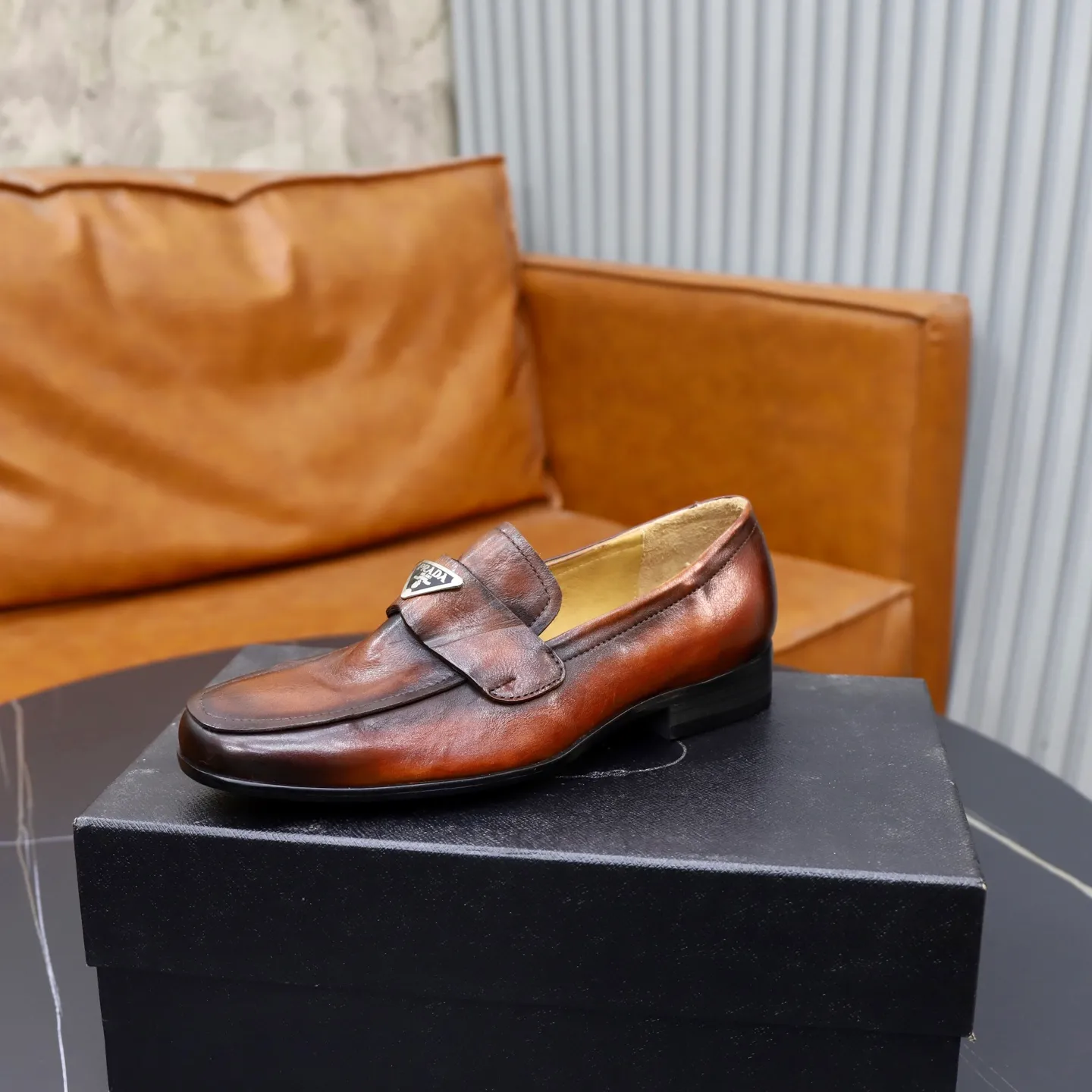 Ex-factory price: 520💰[PRADA] Prada's new casual men's shoes are launched in Hong Kong counters. Official website 1:1 production. Italian washed cowhide + water-dyed leather lining. Designed by European and American masters. Perfect shape to create counter quality, solid color rubber wear-resistant outsole and classic dazzling head! Super versatile and very comfortable. High-end without losing taste, fashionable and novel! ! Absolute focus! 3 colors available! Code number 38-45